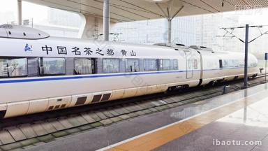 中国铁路高铁和谐号出站进站